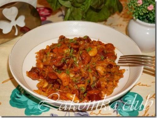 Капуста тушеная с охотничьими колбасками и фасолью