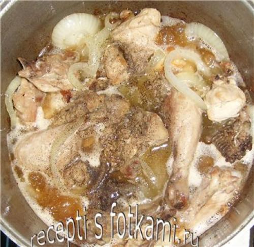 Как тушить курицу в кастрюле с луком. Курица тушеная с луком