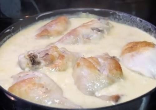 Как вкусно приготовить курицу кусочками на сковороде с подливкой. Куриные ножки тушеные в сметанном соусе на сковороде