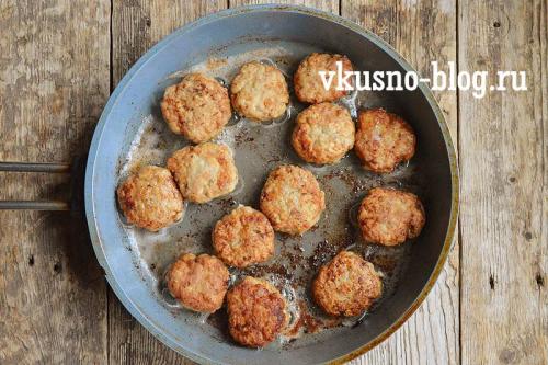 Котлеты из говядины и свинины с подливкой. Ингредиенты: