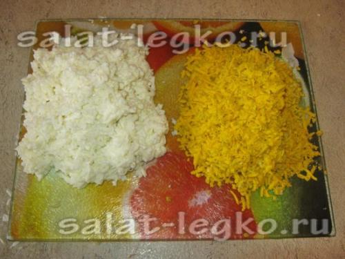 Салат из куриной грудки с черносливом и грецкими орехами и сыром. Слоеный салат с курицей, черносливом и грецкими орехами