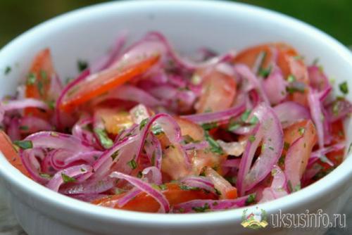 Красный маринованный лук к селедке. Особенности приготовления