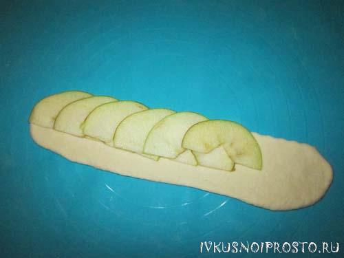 Розочки из дрожжевого теста с яблоком. Розочки из теста с яблоками