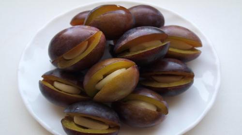 Слива закусочная с чесноком. Маринованные сливы с чесноком