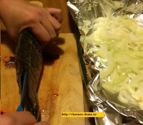 Карп, фаршированный картофелем на луковой шубе