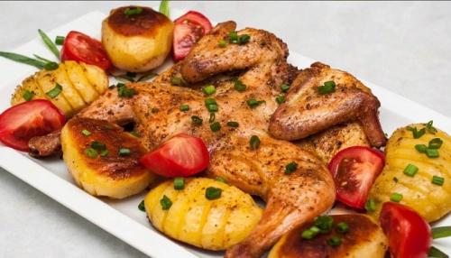Курица кусочками в духовке с овощами. Ароматная курица с овощами