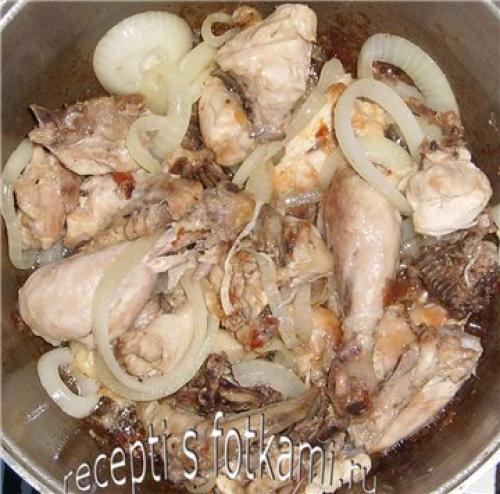Как тушить курицу в кастрюле с луком. Курица тушеная с луком