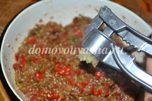 Как в духовке запечь баклажаны целиком для икры. Баклажанная икра рецепт приготовления из запеченных овощей.