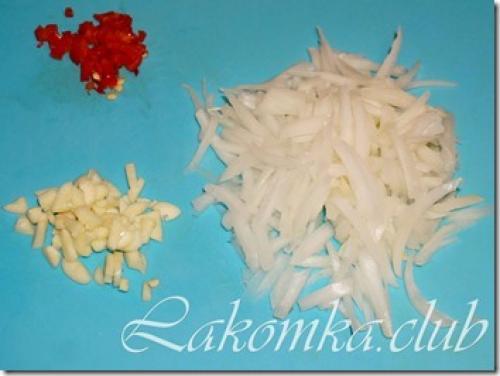 Капуста тушеная с охотничьими колбасками и фасолью