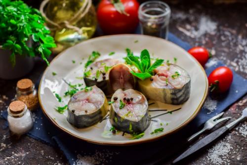 Скумбрия пряного посола с чаем. Скумбрия в чайной заварке