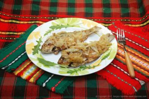 Как пожарить карася с луком. Ингредиенты (2 порции)