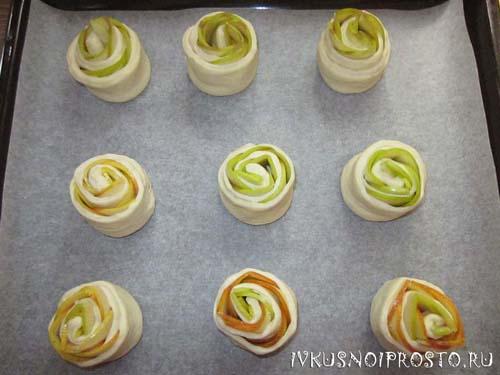 Розочки из дрожжевого теста с яблоком. Розочки из теста с яблоками