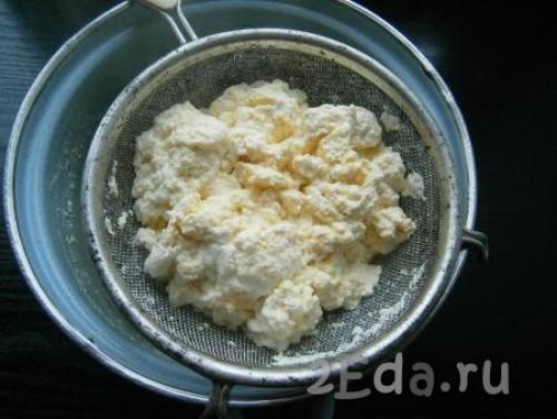 Домашний сыр из молока и сметаны с зеленью. Домашний сыр с зеленью