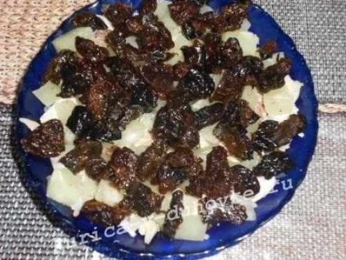 Салат с черносливом и грецкими орехами и ананасом. Салат с курицей, черносливом и ананасом