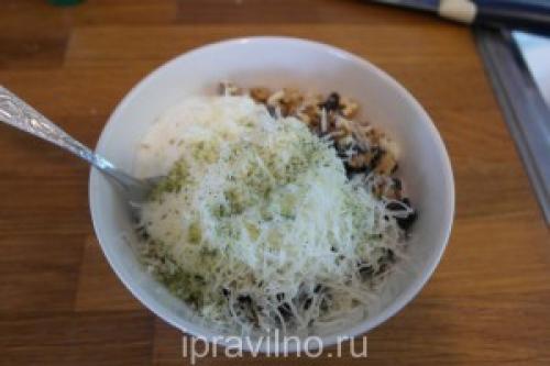 Мясные рулетики с черносливом и грецкими орехами. Рулетики из свиного шницеля с черносливом и орехами: рецепт с пошаговыми фото