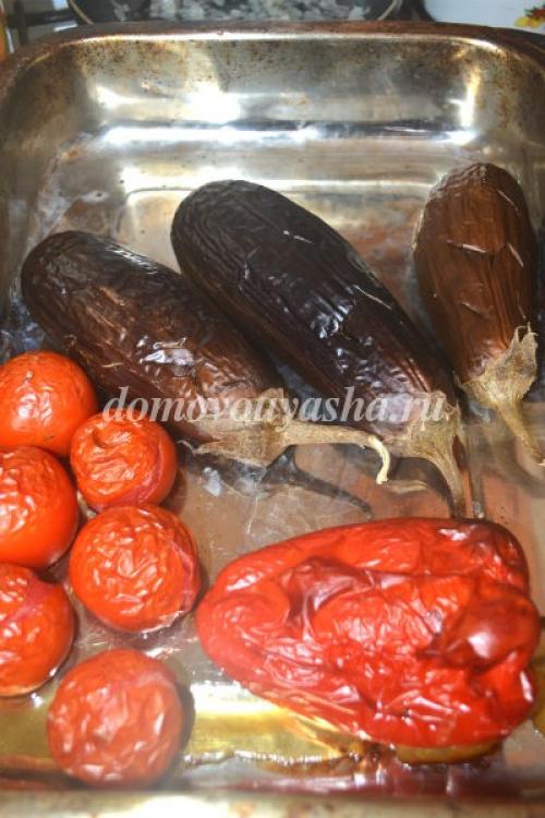 Как в духовке запечь баклажаны целиком для икры. Баклажанная икра рецепт приготовления из запеченных овощей.