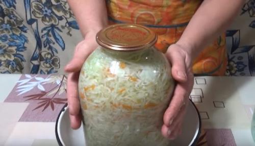 Простые рецепты квашеной капусты в банках. Квашеная капуста в банке с рассолом — рецепт быстрого приготовления (за 3 дня)
