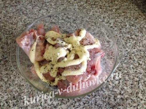 Как вкусно запечь курицу в духовке кусочками с майонезом. Курица в духовке с майонезом и чесноком