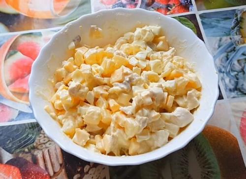 Салат курица с ананасом и сыром по классическому рецепту