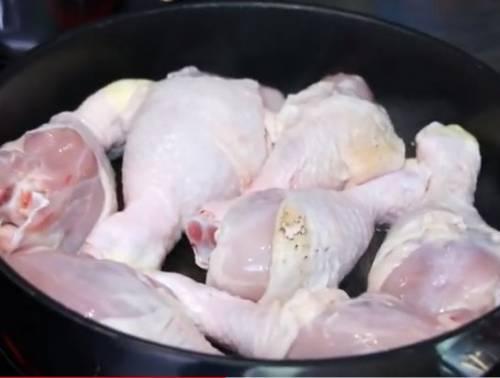 Как вкусно приготовить курицу кусочками на сковороде с подливкой. Куриные ножки тушеные в сметанном соусе на сковороде