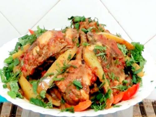 Как вкусно приготовить курицу на сковороде кусочками с луком. Курица с овощами и томатной пастой в соевом маринаде