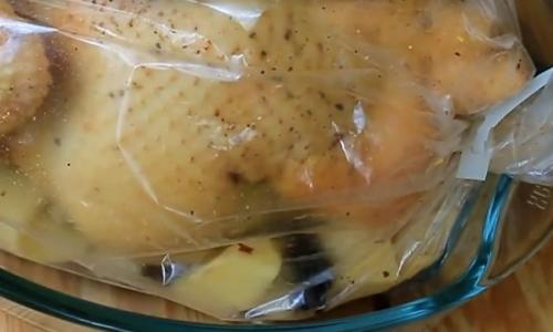 Как вкусно приготовить курицу в духовке кусочками с картошкой в духовке. Рецепт курицы, приготовленной целиком с картошкой и черносливом в рукаве