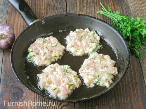 Рубленые куриные котлеты с плавленым сыром. Куриные котлеты с плавленым сыром и зеленью