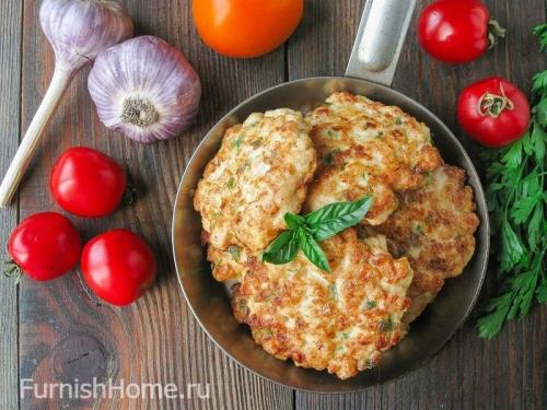 Рубленые куриные котлеты с плавленым сыром. Куриные котлеты с плавленым сыром и зеленью