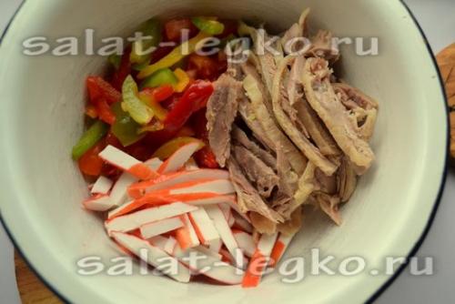 Салат из курицы с крабовыми палочками и помидорами. Салат с курицей и крабовыми палочками «Жозефина»