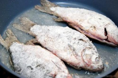 Как пожарить карася с луком. Ингредиенты (2 порции)