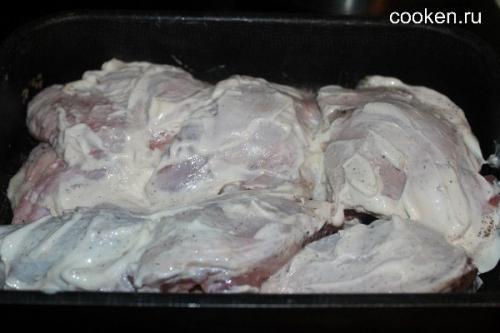 Приготовить курицу в духовке кусочками с майонезом. Курица под майонезом в духовке
