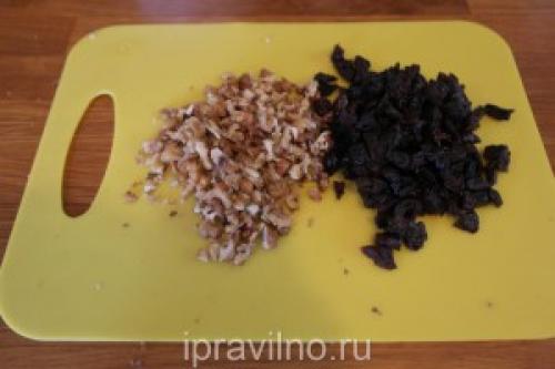 Мясные рулетики с черносливом и грецкими орехами. Рулетики из свиного шницеля с черносливом и орехами: рецепт с пошаговыми фото