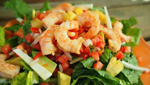 Салат из куриной грудки с ананасом и крабовыми палочками. Салат с ананасом и куриной грудкой, креветками, крабовыми палочками