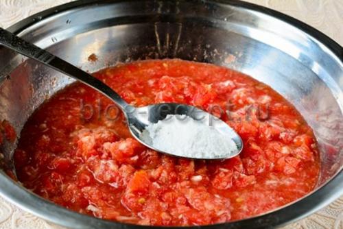 Рецепт приготовления хреновины из помидор чеснока и хрена на зиму без варки. Ингредиенты: