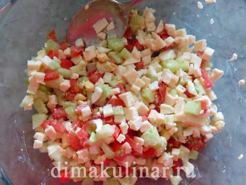 Салат с крабовыми палочками и плавленным сыром и яйцом и чесноком. Салат с плавленным сыром и крабовыми палочками