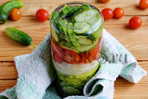 Салат слоями на зиму из овощей (огурец, помидор, перец, лук)