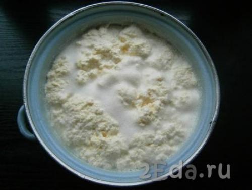 Домашний сыр из молока и сметаны с зеленью. Домашний сыр с зеленью