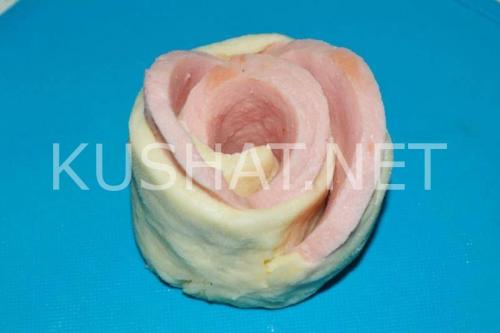 Розочки из слоеного теста с колбасой. Розочки из теста с колбасой – рецепт