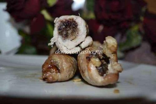 Мясные рулетики из свинины с грецким орехом и черносливом. Рулетики из свинины с черносливом и орехами