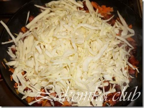 Капуста тушеная с охотничьими колбасками и фасолью
