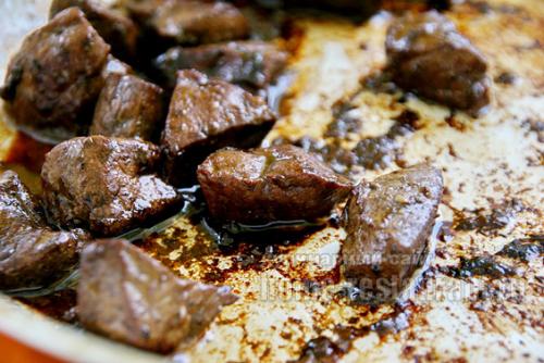 Салат из печени с помидорами и сыром.