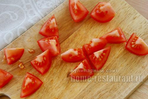 Салат из печени с помидорами и сыром.