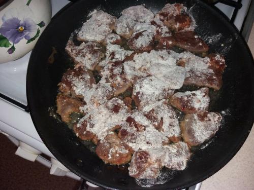 Свиная печень с помидорами. Нежная свиная печень с овощами