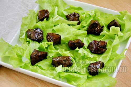 Салат из печени с помидорами и сыром.