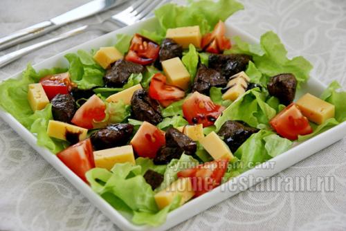 Салат из печени с помидорами и сыром.