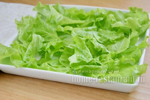 Салат из печени с помидорами и сыром.