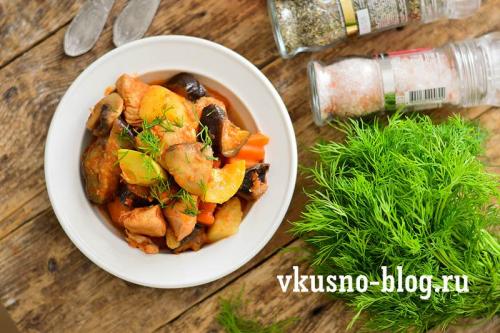 Курица с овощами и грибами на сковороде. Курица тушеная с грибами и овощами