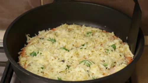 Студенческая пицца на сковороде. Пицца на сковороде за 5 минут. Простой рецепт быстрой пиццы на завтрак