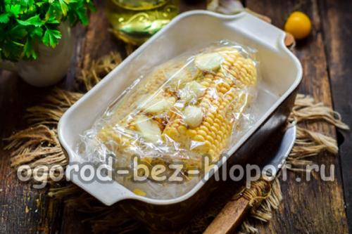 Кукуруза в рукаве в духовке. Запечённая кукуруза в рукаве с чесноком и травами
