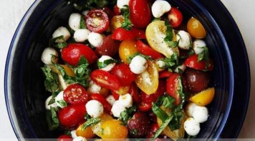 Салат с болгарским перцем. Изысканный салат с моцареллой и болгарским перцем